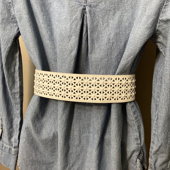 White Laser Cut Bead Embellished Wide Womens Stretch Fashion Belt size 28 EUC - Picture 1 of 7